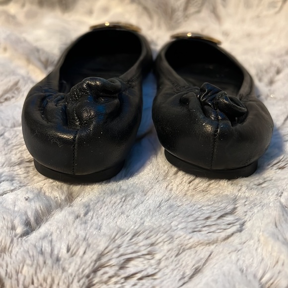 Tory Burch Black Flats Sz 5 Gold Logo - Picture 5 of 16